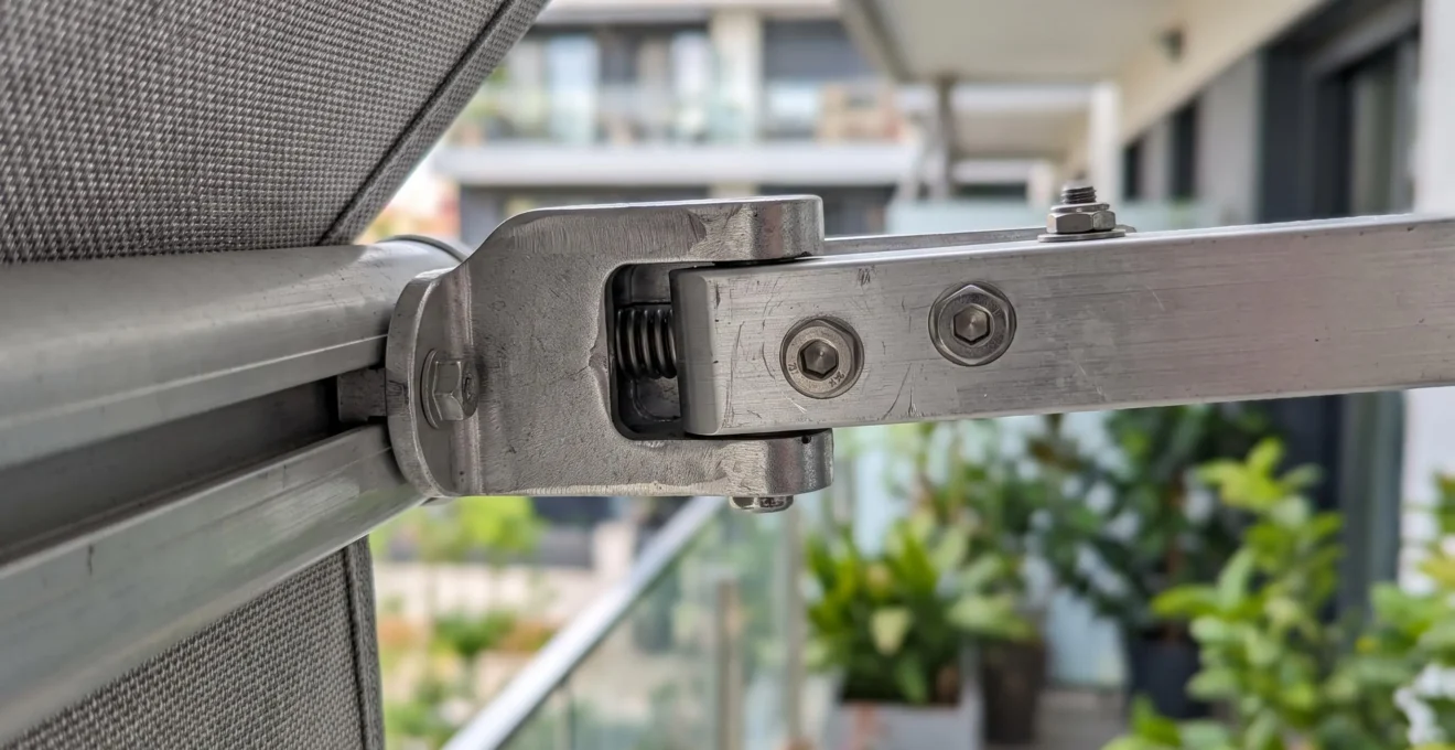Plano cerrado del mecanismo de aluminio termolacado de un toldo retráctil mostrando la textura metálica limpia y acabado contemporáneo