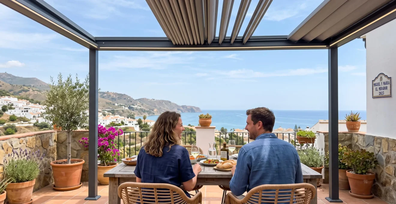 Pareja vista de espaldas sentada bajo una pérgola de aluminio en una terraza española, disfrutando de una comida al aire libre en ambiente luminoso