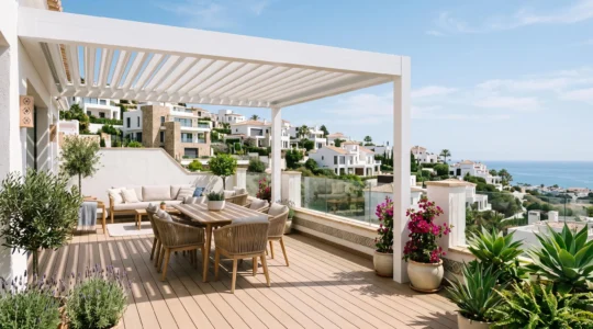 Amplia terraza mediterránea con pérgola de aluminio de lamas orientables, suelo de madera composite y vegetación al fondo bajo luz natural diurna